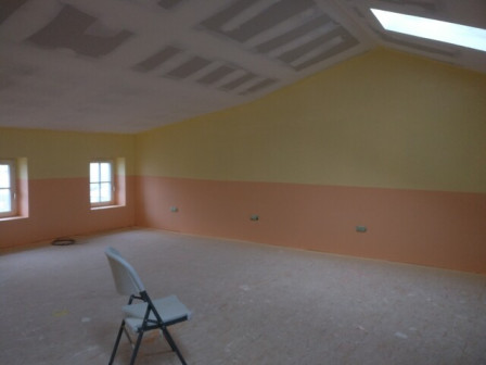 Murs de droite et fenêtre sur rue