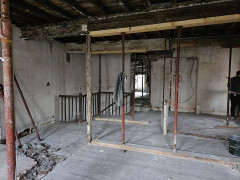 L'étage (hors bureau), vue des fenêtres sur rue vers mur porteur